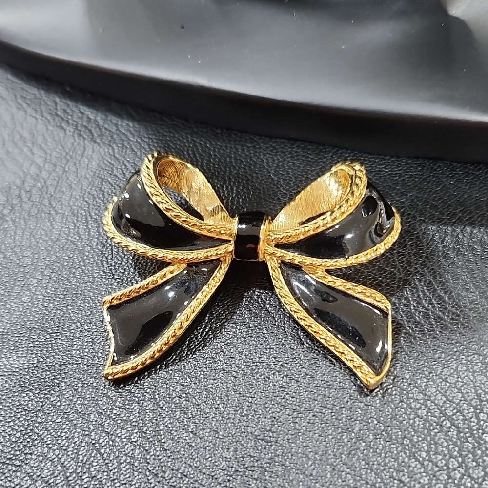 VINTAGE KJL for AVON CAMELOT COLLECTION BOW SCARF CLIP